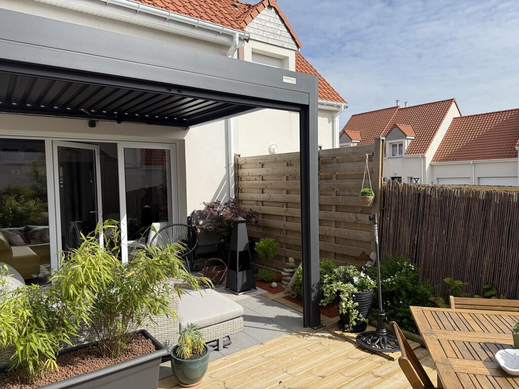 Comment fixer une pergola adossée ? Méthodologie et sécurisation de l'ancrage