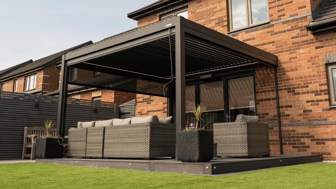 Pergola aluminium PERGOLUX installée sur une terrasse française sous ciel nuageux, lames orientables mi-ouvertes en hiver