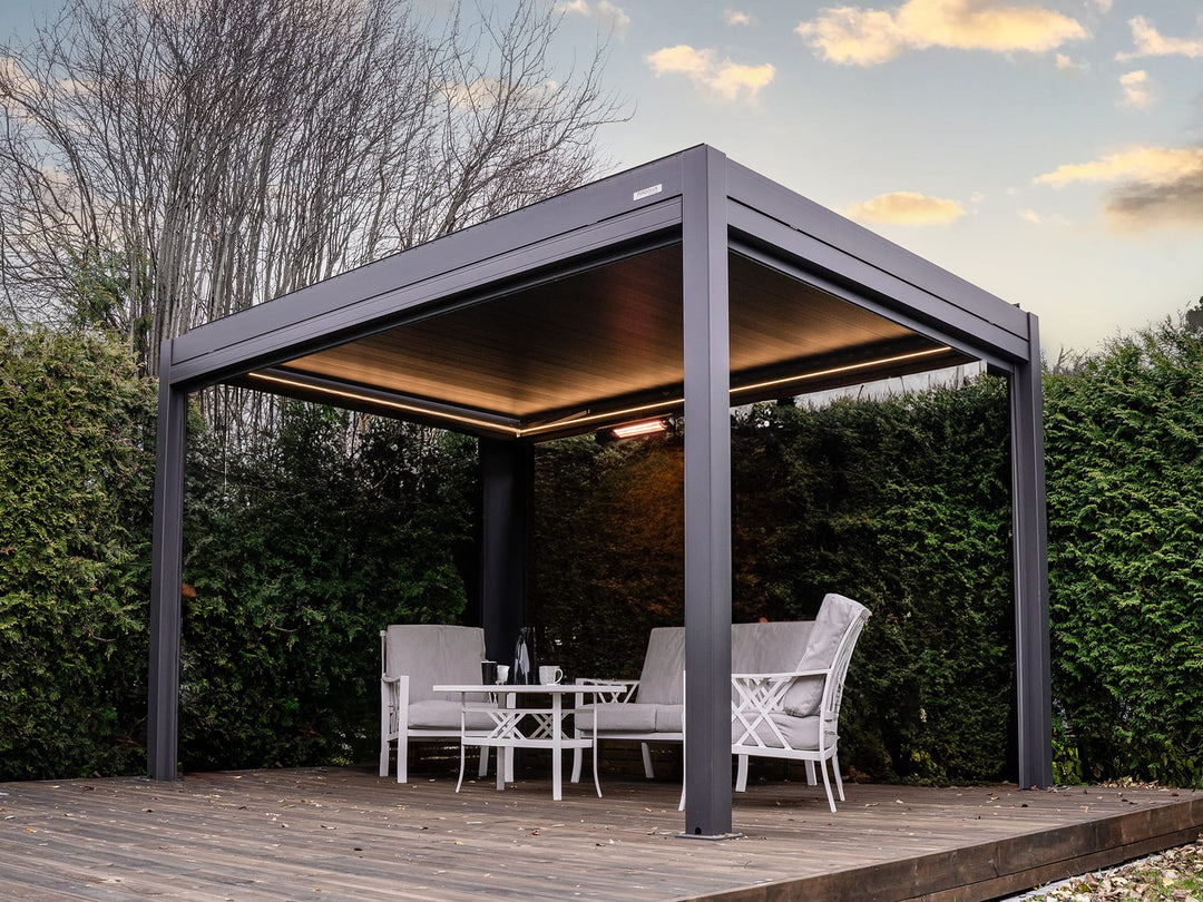 Pergola bioclimatique à lames orientables sous ciel hivernal français, terrasse enneigée accessible et éclairée, contraste avec tonnelle textile repliée