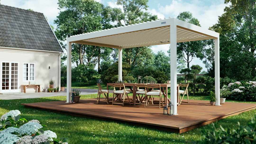 Deux personnes assemblant les poutres d'une Pergola 4 Pro sur une terrasse en dalle béton, niveau à bulle en main, journée ensoleillée