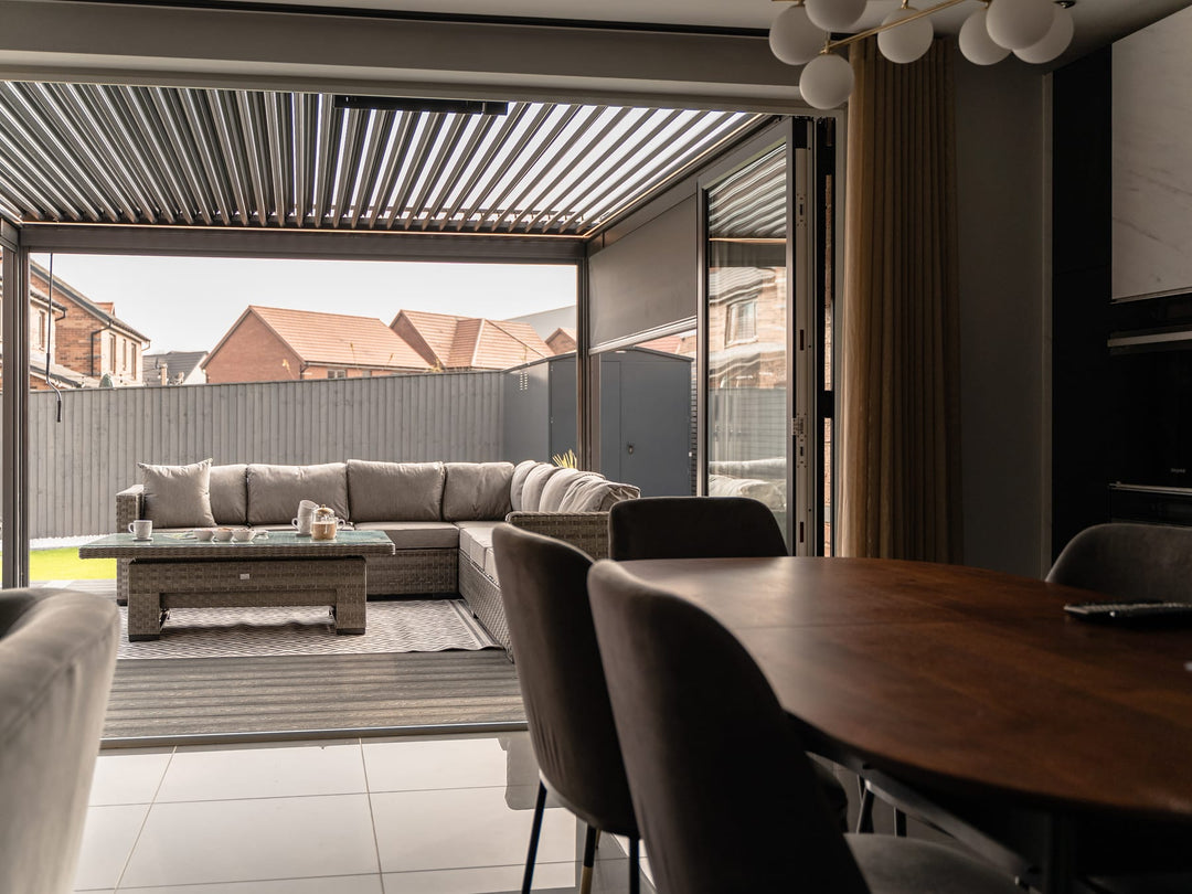 Store vertical PERGOLUX déployé sur une pergola bioclimatique en aluminium, terrasse ensoleillée vue de trois quarts